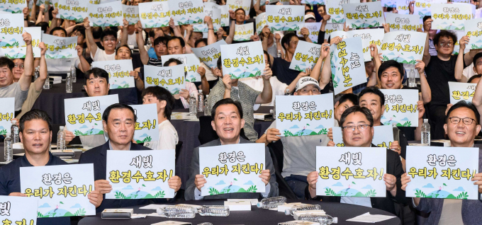 22일 열린 '새빛 환경수호자' 출범식에 참석한 이재준 수원시장 등 참석자들이 실천 다짐 퍼포먼스를 진행하고 있다. /사진제공=수원시 
