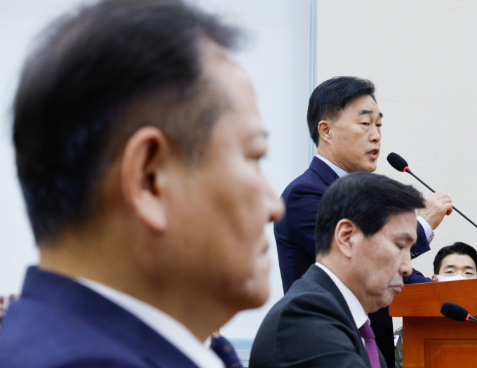  비상계엄 사태와 관련해 언론사 단전·단수 지시 의혹을 수사중인 내란 특검이 23일 허석곤 소방청장을 소환해 조사중인 것으로 알려졌다. 사진은 지난 2월4일 허석곤 소방청장이 서울 여의도 국회에서 열린 '윤석열 정부의 비상계엄 선포를 통한 내란 혐의 진상규명 국정조사 2차 청문회'에서 이상민 당시 행정안전부 장관의 언론사 단전·단수 지시 관련 안규백 위원장 질의에 답하고 있는 모습. /사진=뉴스1