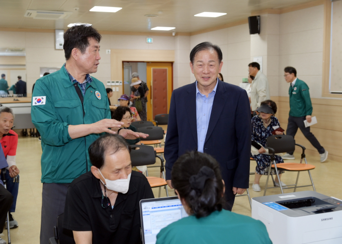 신현국 문경시장이 22일 점촌5동 행정복지센터를 찾아 소비쿠폰 접수 현장을 살펴보고 있다./사진제공=경북 문경시