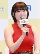 방송인 이은지가 23일 서울 여의도 TWO IFC에서 열린 ENA, EBS 공동제작 '추성훈의 밥값은 해야지' 제작발표회에 참석해 취재진 질문에 답하고 있다. '추성훈의 밥값은 해야지'는 '아조씨' 추성훈이 세계 극한 직업에 도전하고 땀 흘려 번 밥값만큼 즐기는 현지 밀착 리얼 생존 여행기다 2025.7.23/뉴스1 ⓒ News1 권현진 기자