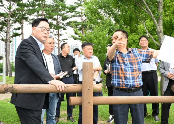 강수현 양주시장(맨 왼쪽)이 22일 옥정호수공원에서 수질 점검 등 진행 상황을 듣고 있다. /사진제공=양주시 