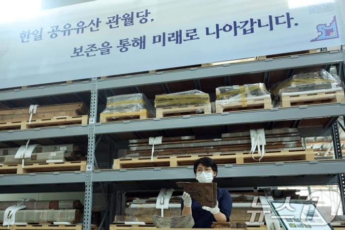 23일 오전 경기 파주시 전통건축수리기술진흥재단 수장고에서 관계자가 관월당 해체 부재를 공개하고 있다. 2025.7.23/뉴스1 ⓒ News1 황기선 기자