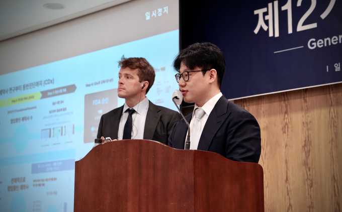 사진은 지난 3월 루닛 주주총회에서 루닛 스코프 등 사업 계획을 설명한 서범석 대표(오른쪽)와 켄 네스미스 CBO(최고사업책임자). /사진=루닛