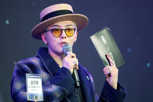 타이완에서 열린 가수 지드래곤(GD) 콘서트의 입장권을 불법으로 대량 사들여 웃돈을 얹어 팔아 9억원을 챙긴 암표상이 적발됐다. 사진은 지난 4월 대전 유성구 카이스트 본원 류근철 스포츠 컴플렉스에서 열린 '이노베이트 코리아 2025' 스페셜 토크쇼'에 참석한 그룹 빅뱅 멤버 지드래곤. /사진=뉴스1