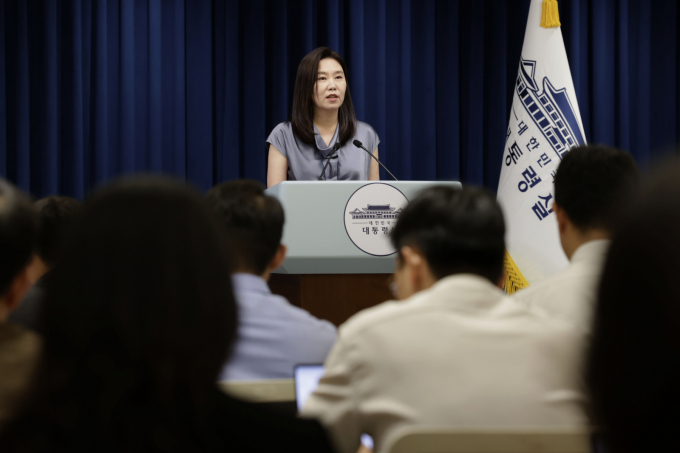  이재명 대통령이 금액별 소비쿠폰 색상 자별논란과 관련해 즉각 바로잡으라고 지시했다. 강유정 대변인이 23일 서울 용산 대통령실 청사에서 소비쿠폰 관련 브리핑을 하고 있다. /사진=뉴시스
