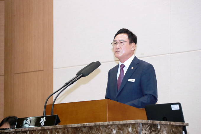 박명서 이천시의회 의장이 23일 2025년도 제2회 추경예산 372억여 원 규모 증액을 확정하며 제2차 본회의 마무리 발언을 하고 있다. /사진제공=이천시의회