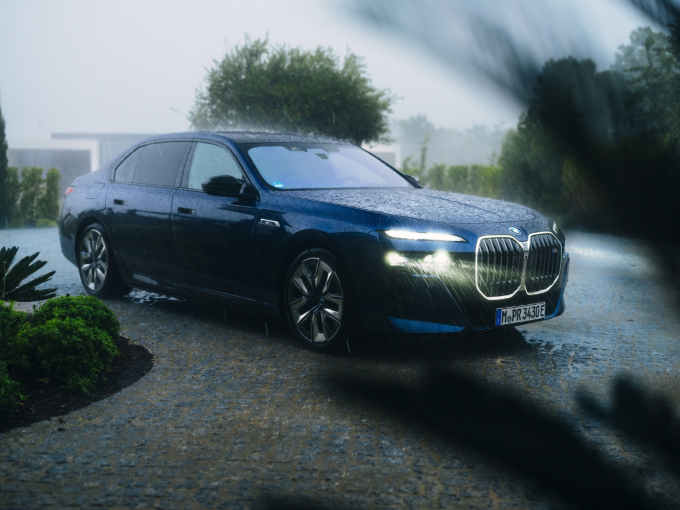 BMW 코리아가 침수 피해 고객을 대상으로 무상 점검 서비스·보험 한도 초과 수리비 및 자기부담금 지원에 나선다. /사진=BMW 코리아