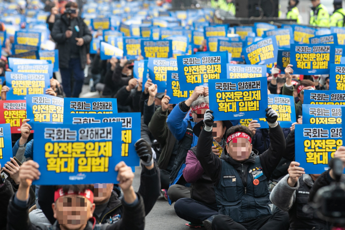 민주노총 공공운수노조 화물연대본부 조합원들이 지난해 12월 12일 오후 서울 여의도 국회 앞에서 안전운임제 확대 입법 촉구 경고파업대회를 하고 있다. / 사진=뉴스1 이승배 기자 /사진=(서울=뉴스1) 이승배 기자