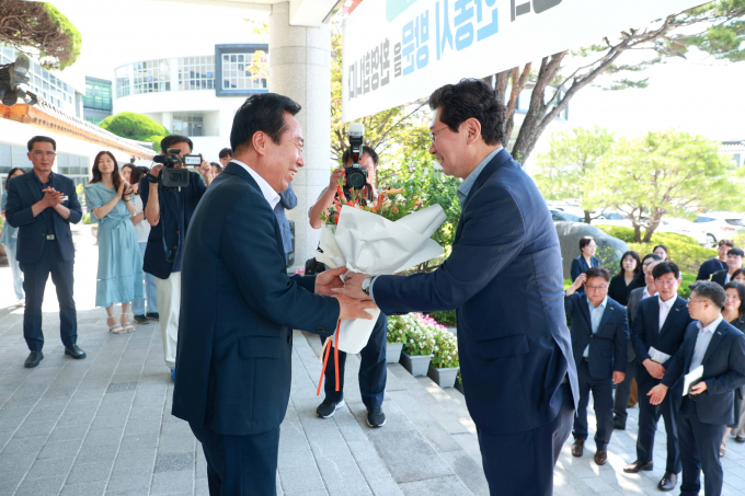 이상일 용인특례시장(오른쪽)이 23일 안동시청을 방문해 권기창 안동시장(왼쪽)과 악수하고 있다. /사진제공=용인특례시