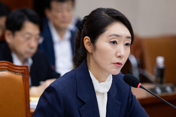 더불어민주당이 강선우 여성가족부 장관 후보자의 자진 사퇴 결정을 존중한다고 밝혔다. 사진은 강선우 여성가족부 장관 후보자가 인사청문회에 출석해 의원 질의에 답하는 모습. /사진=뉴스1