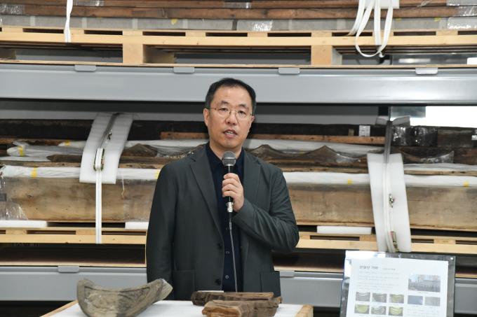 이규철 건축공간연구원 연구위원이 관월당 부재 언론 공개회에서 설명하는 모습.(국가유산청 제공)