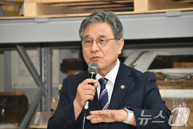 허민 국가유산청장이 23일 경기 파주시 전통건축수리기술진흥재단에서 개최된 관월당 해체 부재 언론공개회에 참석해 인사말을 하고 있다. (국가유산청 제공. 재판매 및 DB 금지) 2025.7.23/뉴스1