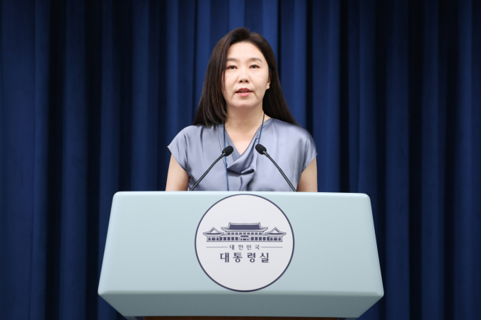  대통령실이 23일 강선우 여성가족부 장관 후보자 후임으로 국민 눈높이에 맞는 후보자를 조속히 찾겠다"고 밝혔다. 강유정 대통령실 대변인이 23일 서울 용산 대통령실 청사에서 강선우 여성가족부 장관 후보자 자진사퇴 관련 브리핑을 하고 있다. /사진=뉴스1