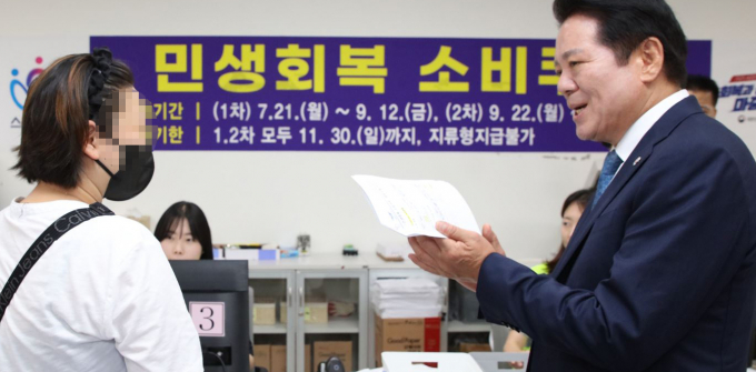 최대호 안양시장(오른쪽)이 23일 비산1동 행정복지센터 민생회복 소비쿠폰 창구를 방문, 시민 의견을 청취하고 있다. /사진=안양시