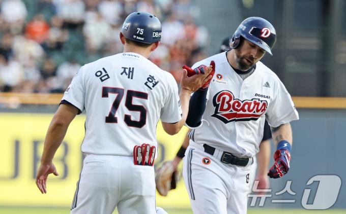 23일 오후 서울 송파구 잠실야구장에서 열린 프로야구 '2025 신한 SOL뱅크 KBO 리그' 두산 베어스와 한화 이글스의 경기에서 1회말 두산 공격 1사 주자 1루 상황 케이브가 2점 홈런을 치고 기뻐하고 있다. 2025.7.23/뉴스1 ⓒ News1 이승배 기자