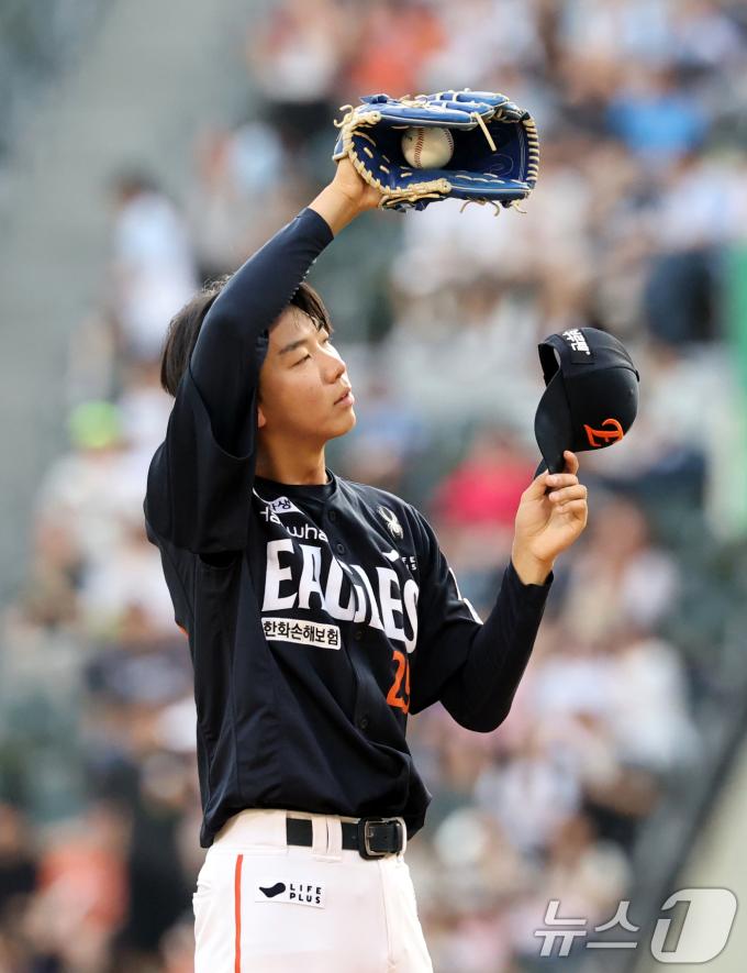 23일 오후 서울 송파구 잠실야구장에서 열린 프로야구 '2025 신한 SOL뱅크 KBO 리그' 두산 베어스와 한화 이글스의 경기에서 한화 선발투수 황준서가 1회말 두산 공격 2사 주자 없는 상황 박준순에게 솔로포를 허용한 뒤 아쉬워하고 있다. ⓒ News1 이승배 기자