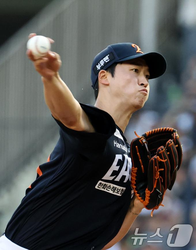 23일 오후 서울 송파구 잠실야구장에서 열린 프로야구 '2025 신한 SOL뱅크 KBO 리그' 두산 베어스와 한화 이글스의 경기에서 2회말 두산 공격 한화 엄상백이 역투하고 있다. 2025.7.23/뉴스1 ⓒ News1 이승배 기자