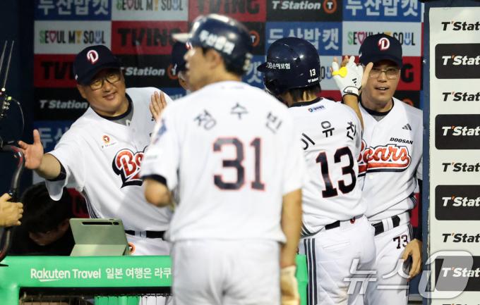 23일 오후 서울 송파구 잠실야구장에서 열린 프로야구 '2025 신한 SOL뱅크 KBO 리그' 두산 베어스와 한화 이글스의 경기에서 4회말 두산 공격 1사 주자 2루 상황 이유찬이 2점 홈런을 치고 기뻐하고 있다. 2025.7.23/뉴스1 ⓒ News1 이승배 기자