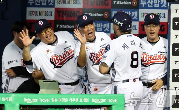 23일 오후 서울 송파구 잠실야구장에서 열린 프로야구 '2025 신한 SOL뱅크 KBO 리그' 두산 베어스와 한화 이글스의 경기에서 4회말 두산 공격 1사 주자 없는 상황 케이브가 솔로홈런을 치고 동료들과 기뻐하고 있다. 2025.7.23/뉴스1 ⓒ News1 이승배 기자