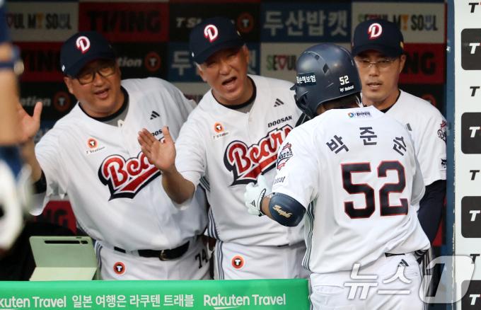 23일 오후 서울 송파구 잠실야구장에서 열린 프로야구 '2025 신한 SOL뱅크 KBO 리그' 두산 베어스와 한화 이글스의 경기에서 1회말 두산 공격 2사 주자 없는 상황 박준순이 솔로홈런을 치고 더그아웃으로 향하고 있다. 2025.7.23/뉴스1 ⓒ News1 이승배 기자