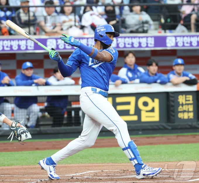 7일 대전 한화생명볼파크에서 열린 '2025 신한 SOL 뱅크 KBO리그' 프로야구 한화 이글스와 삼성라이온즈 경기에서 삼성 디아즈가 1회초 선취 1타점 안타를 치고 있다. 2025.5.7/뉴스1 ⓒ News1 김기남 기자