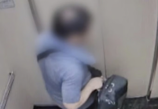 인천 송도국제도시 아파트에서 사제총기를 발사해 30대 아들을 살해한 60대 남성이 "아들이 생활비를 지원해 주지 않아 범행을 저질렀다"는 취지로 진술했다. 사진은 60대 남성의 모습. /사진=YTN 캡처