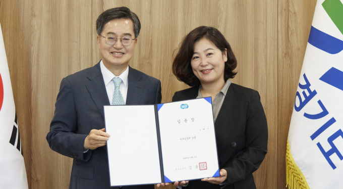 김동연 경기도시사가 지난 6월4일 경기도 최초 여성 비서실장으로 임명된 조혜진 비서실장에게 임명장을 수여하고 있다. /사진제공=경기도