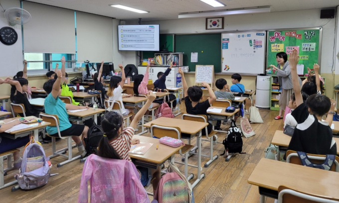  광명시치매안심센터에서 자체 양성한 치매예방교육 시민 강사가 지난 16일 하안북초등학교에서  '초등학생 치매파트너' 양성교육을 진행 하고 있다. /사진제공=광명시