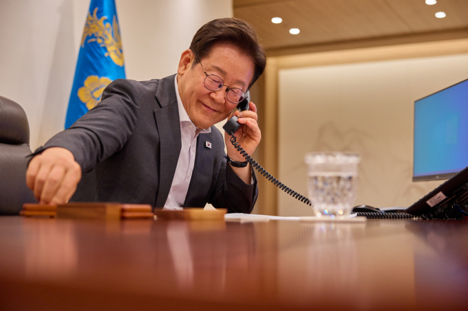 이재명 대통령이 울프 크리스터손 스웨덴 총리와 대통령 취임 후 첫 정상통화를 하며 양국의 우호 협력 관계를 강화해나가자고 전했다. 사진은 지난 22일 이재명 대통령이 서울 용산구 대통령실 청사 집무실에서 타밈 빈 하마드 알 싸니 카타르 국왕과 전화 통화하고 있는 모습. /사진=뉴스1 (대통령실 제공)