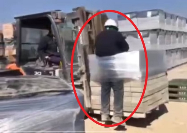 전남 나주 한 벽돌공장에서 외국인 노동자를 지게차에 묶어 들어 올리는 인권 유린 사건이 발생했다. 사진은 전남 나주 한 벽돌공장에서 외국인 노동자를 지게차 화물에 묶어 들어올린 모습. /사진=뉴스1(전남이주노동자인권네트워크 제공)
