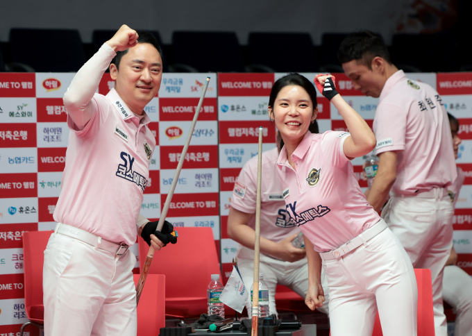 에스와이가 강팀 하나카드를 꺾고 2연승을 달렸다. 사진은 지난 23일 경기 고양 킨텍스 PBA스타디움에서 열린 웰컴저축은행 PBA 팀리그 2025-26시즌 1라운드 2일 차 경기에서 하나카드를 꺾고 2연승을 달린 에스와이 황득희(왼쪽)와 이우경의 모습. /사진=프로당구협회(PBA) 제공
