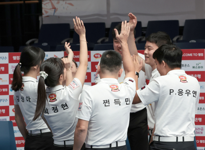 신생팀 하림이 디펜딩챔피언 SK렌터카를 풀세트 접전 끝에 꺾고 창단 첫승을 챙겼다. 사진은 지난 23일 경기 고양 킨텍스 PBA스타디움에서 열린 웰컴저축은행 PBA 팀리그 2025-26시즌 1라운드 2일 차 경기에서 SK렌터카를 꺾고 승리한 하림 선수단의 모습. /사진=프로당구협회(PBA) 제공