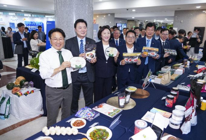 강기정 광주시장이 지난해 9월2일 서울 국회의원회관에서 열린 ‘광주의 날’ 개막식에 참석해 지역구 국회의원, 광주시의회 의원 등 내빈들과 기념촬영을 하고 있다./사진=광주시