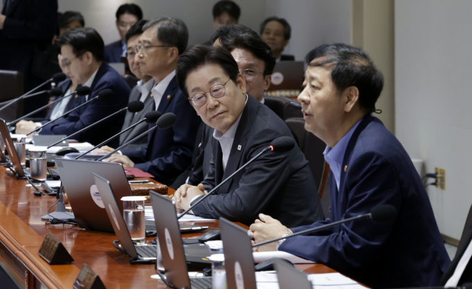 정부가 법인세를 25%로 인상하는 내용의 세제 개편안을 사실상 확정했다는 일부 보도에 대해 대통령실은 확정된바 없으며 다양한 의견을 폭넓게 듣는 중이라고 밝혔다. 사진은 지난 22일 이재명 대통령이 서울 용산구 대통령실 청사에서 열린 국무회의에서 구윤철 경제부총리 겸 기획재정부 장관의 인사말을 듣고 있는 모습. /사진=뉴시스