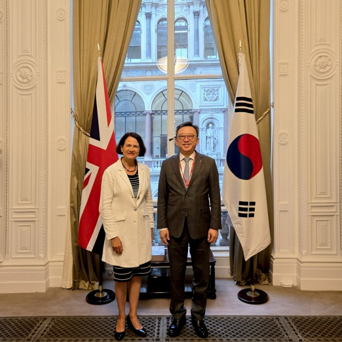 정상혁(오른쪽) 신한은행장과 캐서린 엘리자베스 웨스트 영국 외무·영연방개발부 아태지역 담당 차관이 영국 외무·영연방개발부 본청에서 기념촬영을 하고 있다. /사진=신한은행