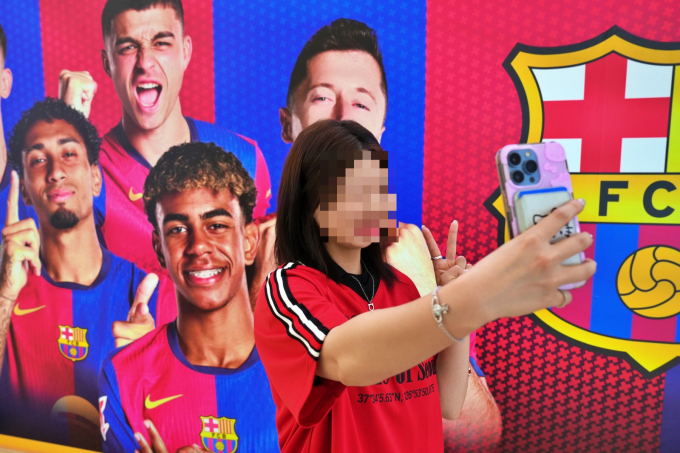 FC바르셀로나가 오는 31일과 다음달 4일 예정된 내한 경기를 그대로 진행하겠다고 밝혔다. 사진은 지난 23일 서울 송파구 잠실 롯데월드몰 1층 아트리움에서 진행된 'FC서울 VS FC바르셀로나' 팝업스토어를 찾은 시민의 모습. /사진=뉴스1(롯데쇼핑 제공)