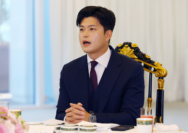 김용태 전 국민의힘 비상대책위원장이 윤어게인 세력과 단절해야 한다고 주장했다. 사진은  김용태 전 국민의힘 비상대책위원장이 이재명 대통령의 여야 지도부와 오찬에서 발언하는 모습. /사진=뉴시스