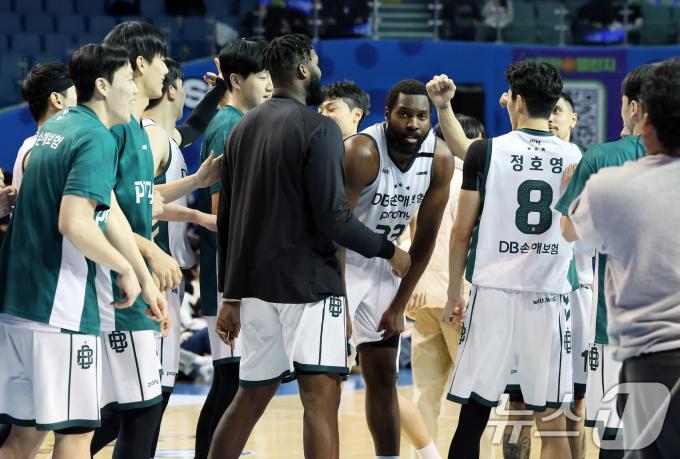 2일 오후 서울 송파구 잠실 실내체육관에서 열린 KCC 프로농구 2024-2025 KBL 서울 삼성과 원주 DB의 경기에서 80대79 한 점차 역전 승리를 거둔 DB 오누아쿠를 비롯한 선수들이 기쁨을 함께 나누고 있다. 2025.1.2/뉴스1 ⓒ News1 이동해 기자