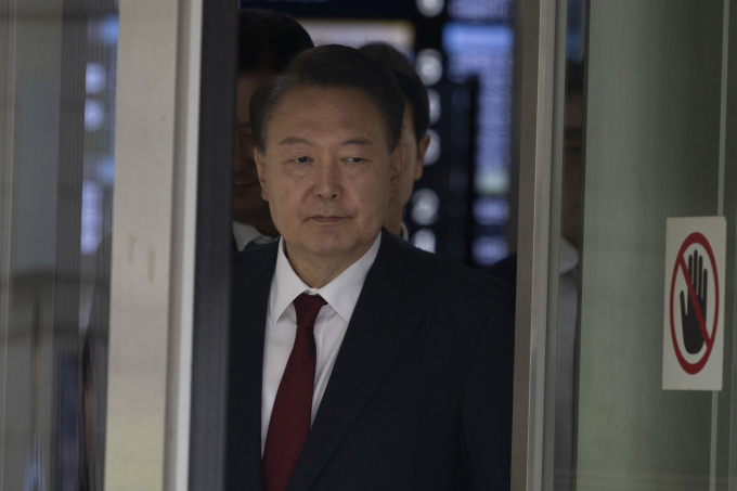 윤석열 전 대통령이 구속적부심 기각 이후 처음 열린 내란 우두머리 혐의 재판에 불출석했다. 사진은 지난 5월24일 윤석열 전 대통령이 서울 서초구 중앙지방법원에서 열린 내란 우두머리 혐의, 직권남용 권리행사방해 혐의 사건 4차 공판에서 오전 재판 종료 후 법정을 나서는 모습. /사진=뉴스1(사진공동취재단)