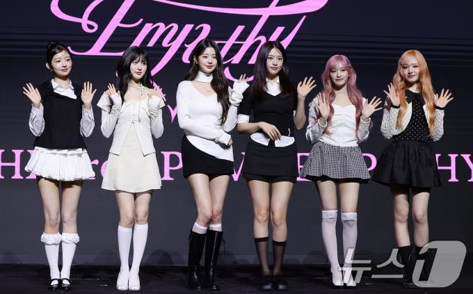 걸그룹 아이브(IVE)의 레이(왼쪽부터), 가을, 장원영, 안유진, 리즈, 이서 2025.2.3/뉴스1 ⓒ News1 김진환 기자