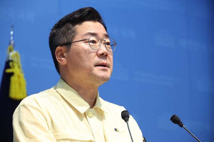 박찬대 더불어민주당 대표 후보가 24일 명심을 강조하며 전날 강선우 전 여성가족부 후보자에 대한 입장을 밝혔다. 사진은 이날 오전 서울 여의도 국회 소통관에서 검찰개혁 관련 기자회견하는 모습. /사진=뉴시스