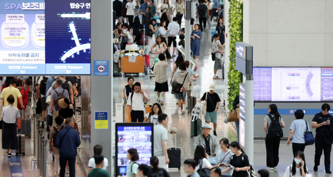 22일 인천국제공항 출국장 면세구역에서 여름 휴가철을 맞아 출국하는 여행객들이 오가고 있다./사진=뉴시스