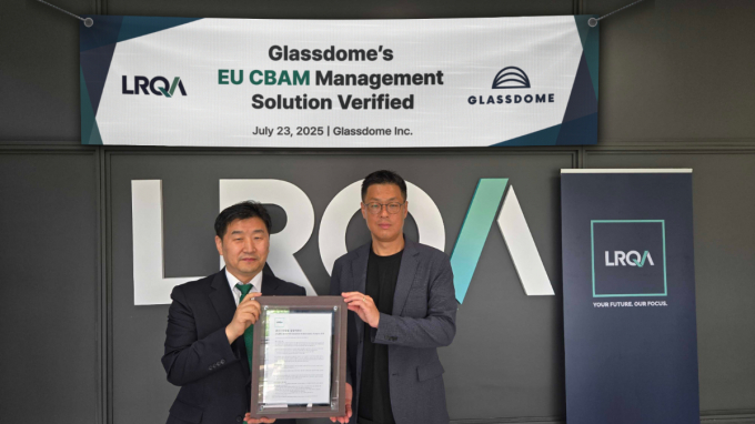 글래스돔이 로이드인증원으로부터 '탄소국경조정제도(CBAM) 관리 솔루션'이 EU(유럽연합) 규제 기준에 적합하다는 검증을 받았다고 24일 밝혔다. 사진은 함진기 글래스돔코리아 대표(오른쪽)와 이일형 로이드인증원 대표가 지난 23일 서울 중구 로이드인증원에서 열린 EU CBAM 규제 적합 검증서 수여식에서 기념촬영을 하고 있는 모습. /사진=글래스돔