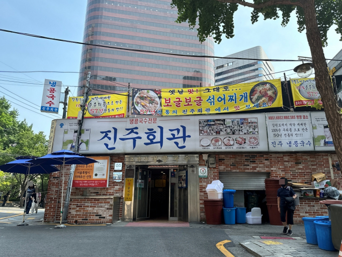 콩국수의 계절이 왔다. 사진은 서울의 대표적인 콩국수 맛집 진주회관. /사진=다이어리알