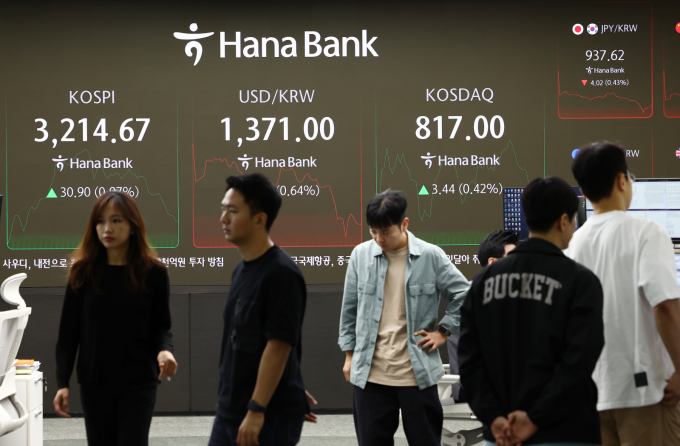 24일 오전 코스피는 장중 3230선을 돌파하며 연고점을 경신했지만, 오는 25일 미국 워싱턴DC에서 개최될 예정이던 한미간 2+2 통상협상이 순연됐다는 소식이 전해진 뒤 상승폭을 줄였다./사진=뉴스1