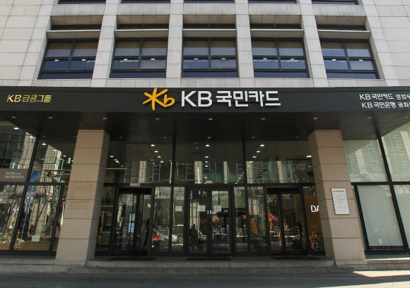  KB국민카드가 올 2분기 당기순이익으로 직전분기 대비 14.6% 증가한 968억원을 벌었다./사진=KB국민카드