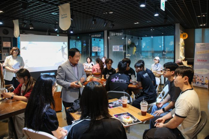 주광덕 남양주시장이 23일 청년창업센터 3층 라운지에서 '청년 핏-트니스 챌린지' 성과공유회에 참석해 활동 참가자들을 격려하고 있다. /사진제공=남양주시