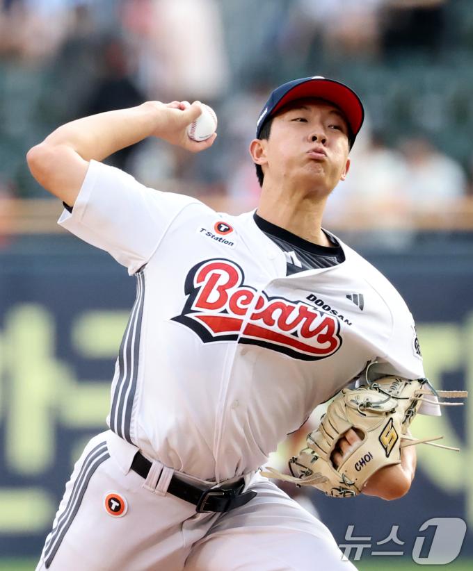 23일 오후 서울 송파구 잠실야구장에서 열린 프로야구 '2025 신한 SOL뱅크 KBO 리그' 두산 베어스와 한화 이글스의 경기에서 두산 선발투수 최민석이 역투하고 있다. 2025.7.23/뉴스1 ⓒ News1 이승배 기자