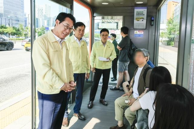 23일 정명근 화성시장(왼쪽)이 영천동 소재 스마트쉘터 버스정류장 운영상태를 점검하고 시민들고 소통하고 있다. /사진제공=화성특례시