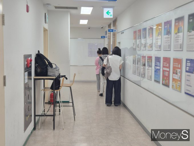 최근 2030세대 내에서 공무원 시험에 도전하는 이들이 늘어나고 있다. 사진은 지난 23일 서울 동작구 노량진동 공무원 학원에서 수업을 기다리는 학생들의 모습. /사진=김인영 기자